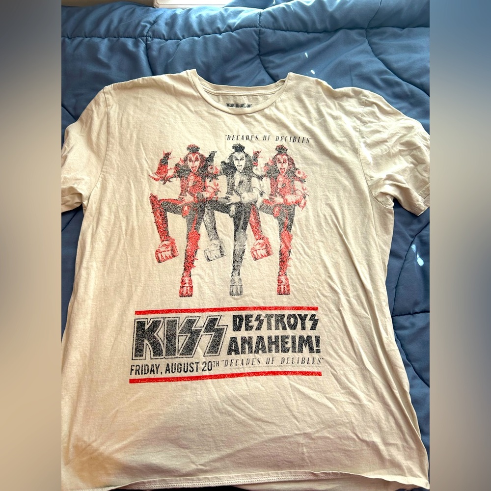 Men’s large Kiss band T shirt